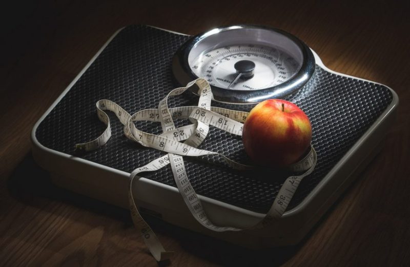 an apple and other thing on the weight machine