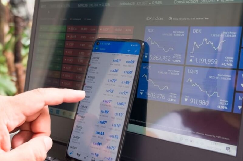 person use phone and open a chart on phone
