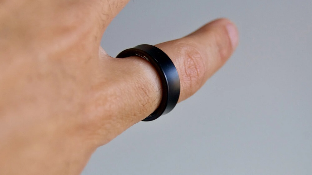 Person wear a smart ring in finger